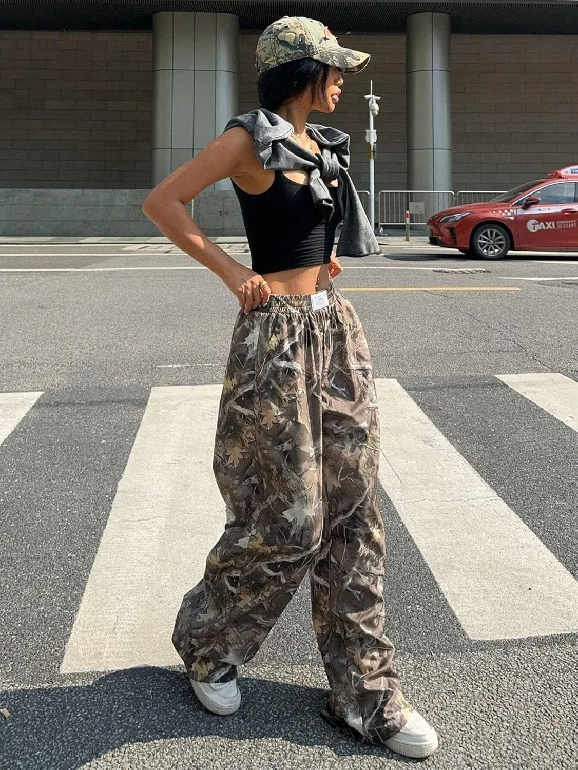 ZAFUL Women's Camo Cargo Pants Y2K Elastic High Waisted Wide Leg Casual Straight Pants Joggers Sweatpants with Patch Detail